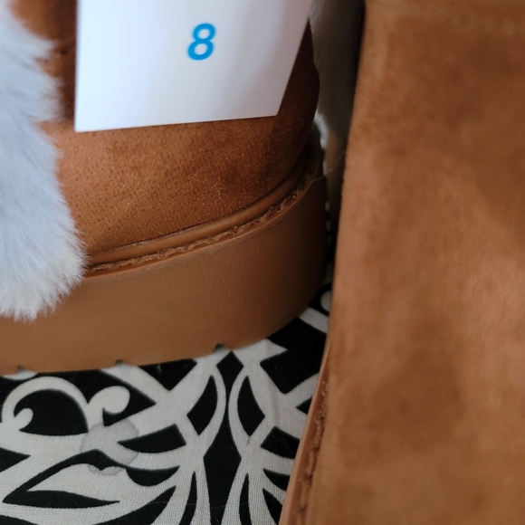 Fuzzy boots, never worn - Picture 2 of 5